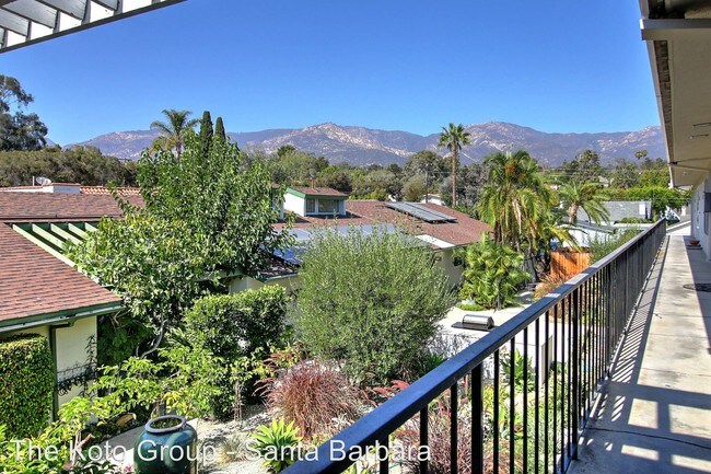 Building Photo - 2320 De La Vina St