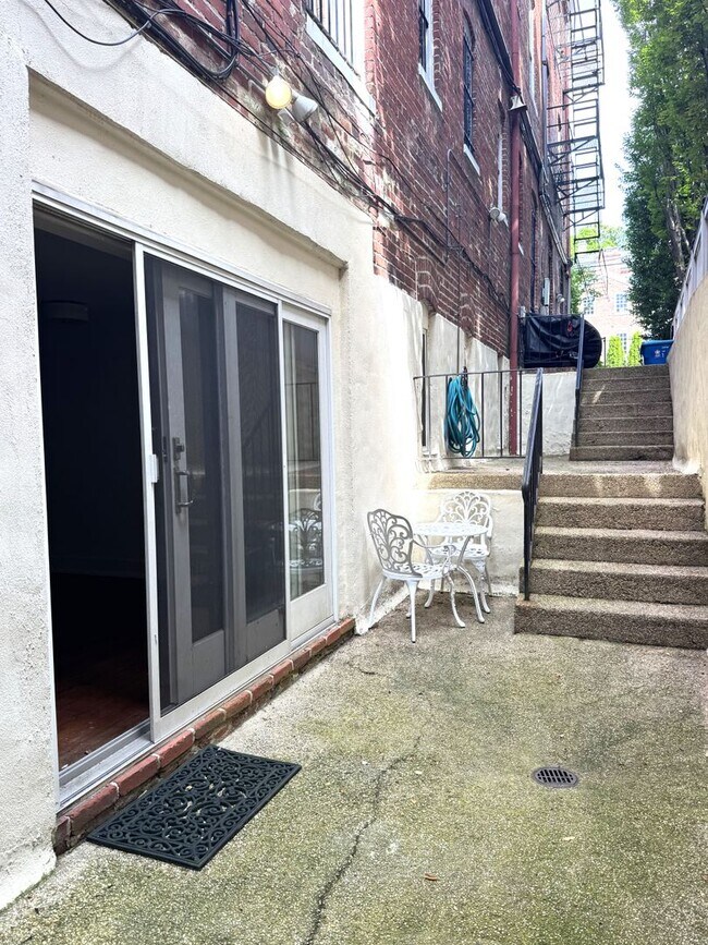 Building Photo - Large 1,126 sf 1BR/2BA with Den/Office Centrally Located in Georgetown