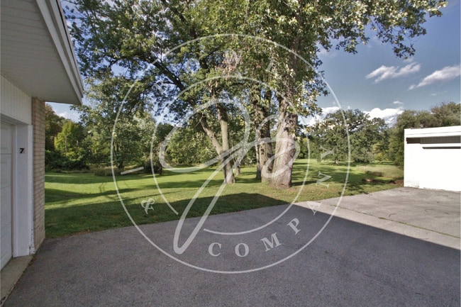Building Photo - 2 bed 2 bath first floor apartment- Ottawa...