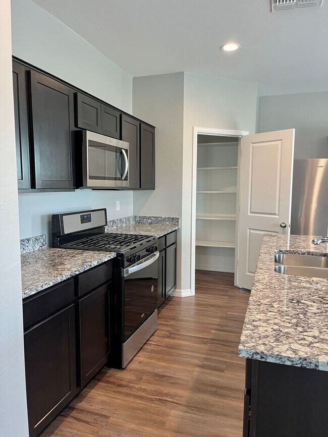 Building Photo - Home in Litchfield Park at Canyon Views! 5bd 3ba! Mountain Views!