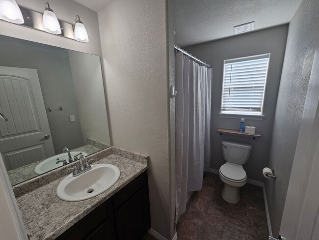 Building Photo - 3 Bed 3 bath house in Lorson Ranch!