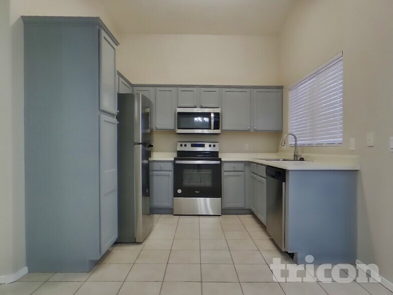 Building Photo - 2022 E Winston Dr