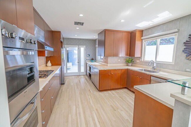 Building Photo - COMING SOON! 3 Bedroom Home for Rent in West Hollywood!