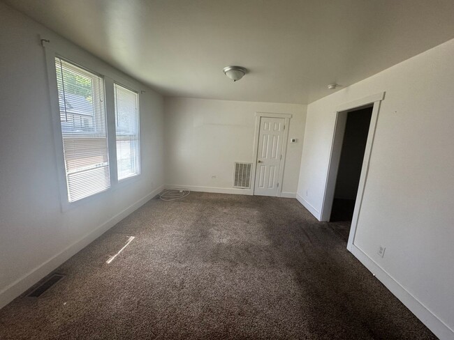Building Photo - 111 Shull St