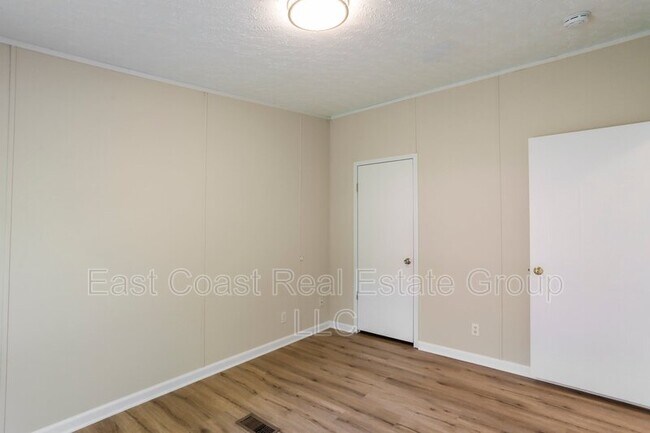 Building Photo - 123 Battlefield Dr