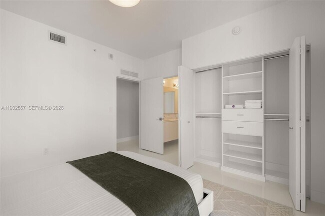 Building Photo - 600 NE 27th St