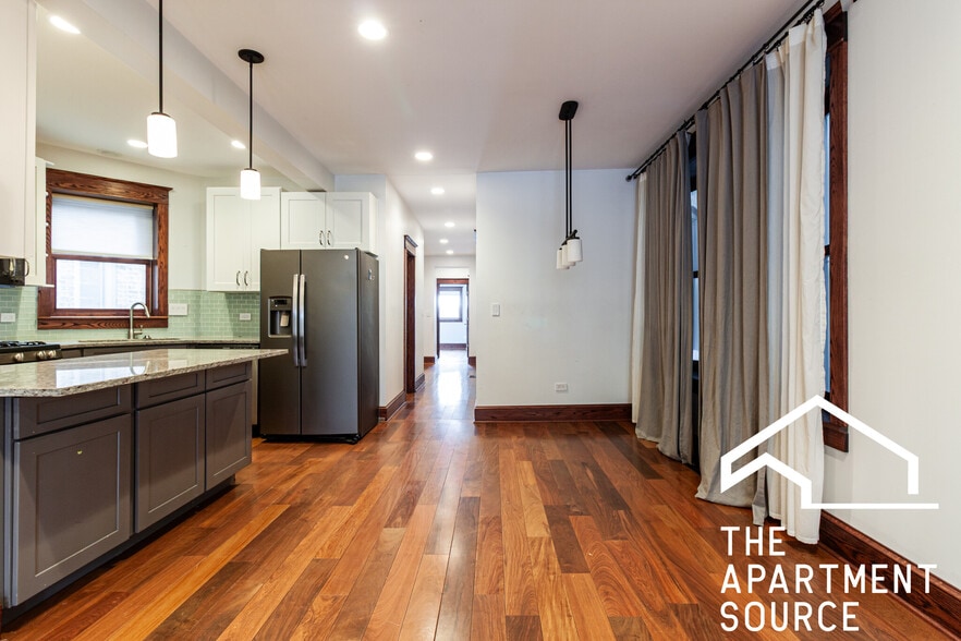 Building Photo - 1019 W Oakdale Ave