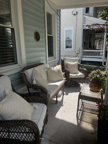 Front Porch - 52 Madison Pl