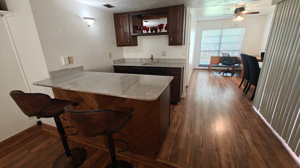 Building Photo - 2705 Treeview Dr