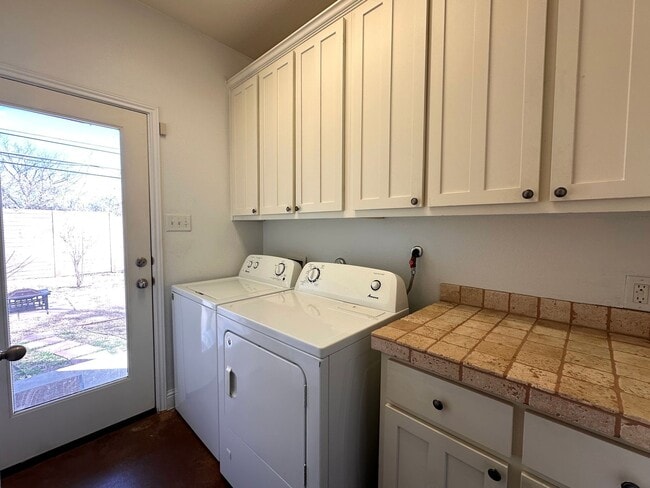 Building Photo - Two Story 3 Bedrooms 2.5 Bathrooms Home for Rent in Prime East of Austin Location, nearby Muller ...