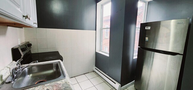 Building Photo - 589 59th St