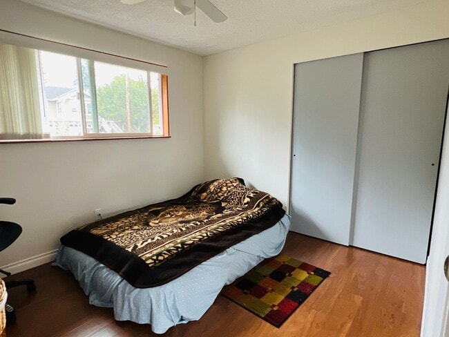 Building Photo - Beautiful yard, 3 bedroom 1 bath rambler i...