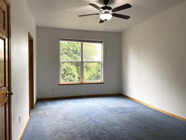 Building Photo - Private Hood River Home