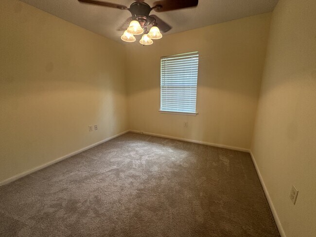 Building Photo - 140 Whispering Pines Loop