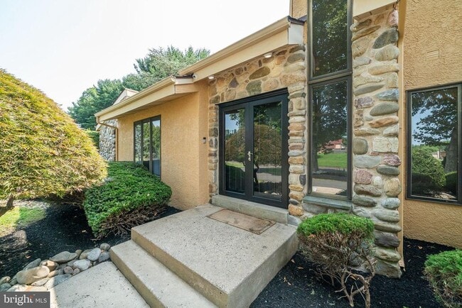 Building Photo - 468 Long Ln