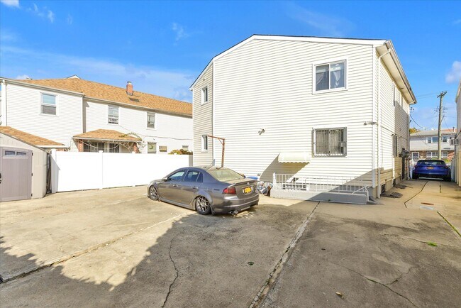Building Photo - 112-36 Dillon St