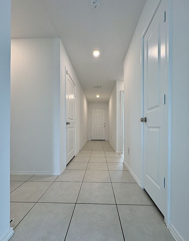 Building Photo - Modern Comfort Meets Prime Location – Single-Story Living at Its Best!