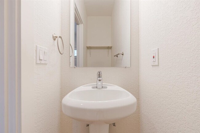 Building Photo - Charming 3 Bedroom 2.5 Bath Condo Available Now!