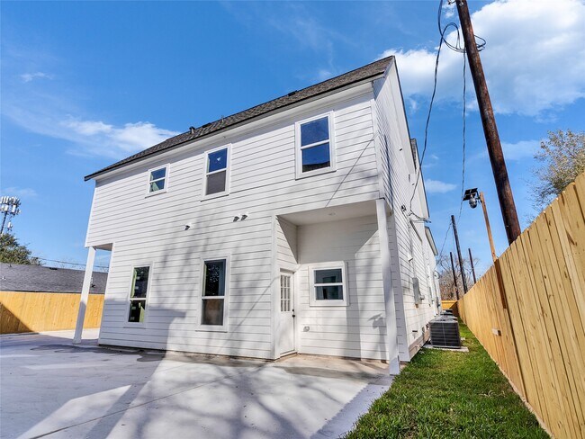 Building Photo - 5128 Clover St