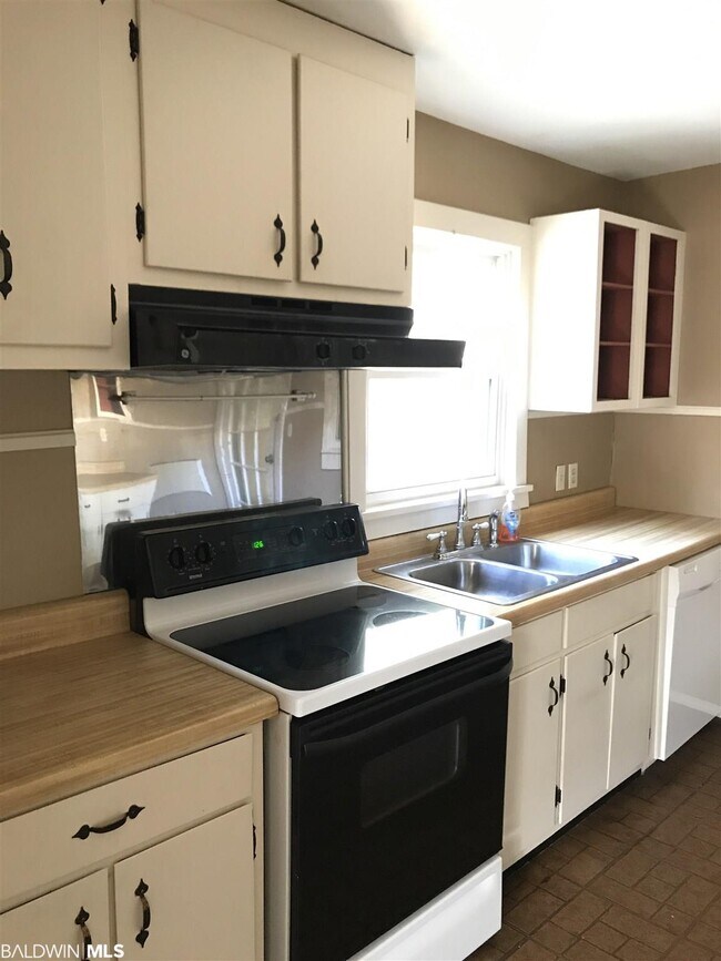 Building Photo - 523 Stimpson Ave