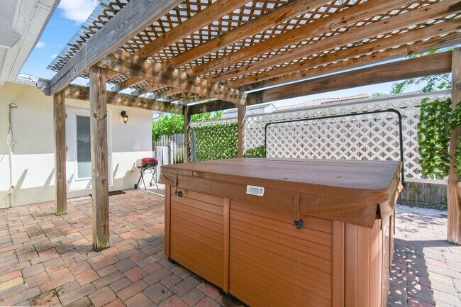 Building Photo - 244 Greymon Dr