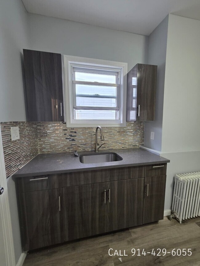 Building Photo - 157 Voss Ave