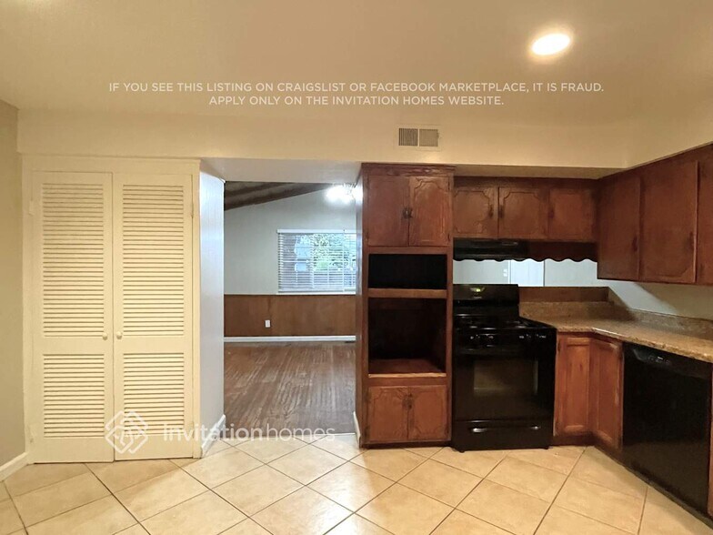 Building Photo - 640 W El Camino Ave