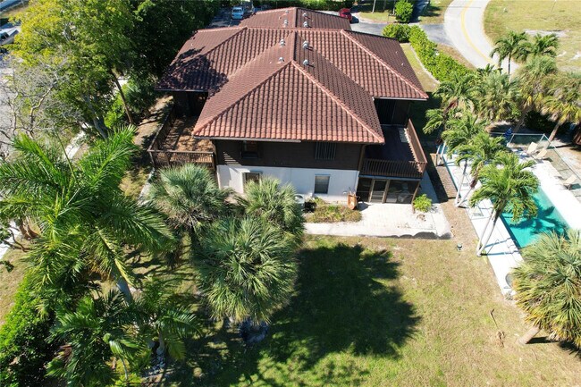 Building Photo - 444 Pine Cir