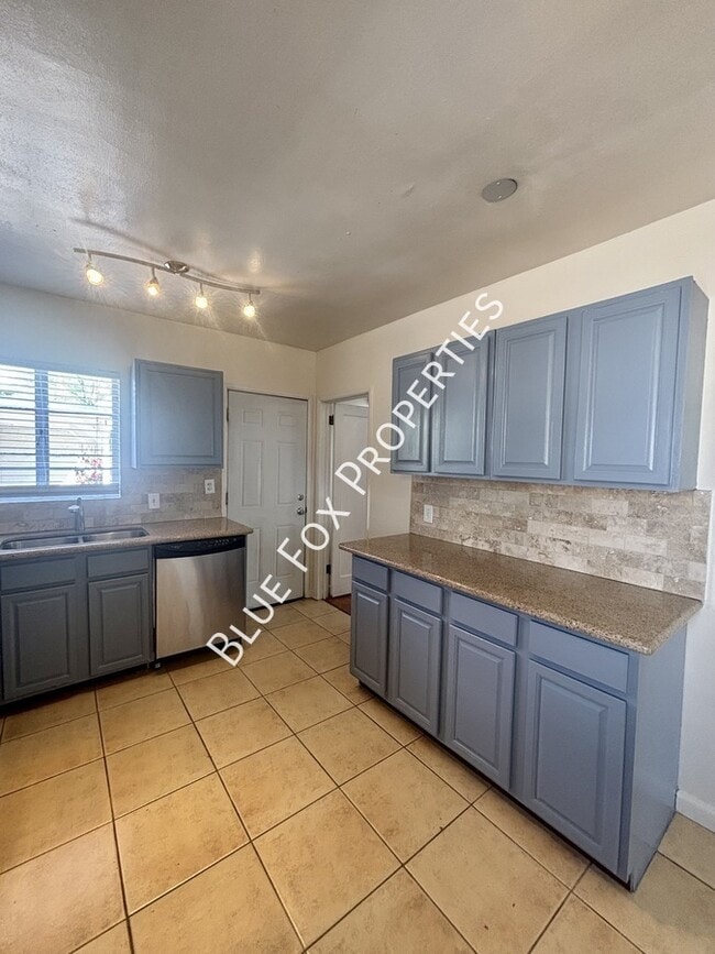 Building Photo - 925 E Adams St