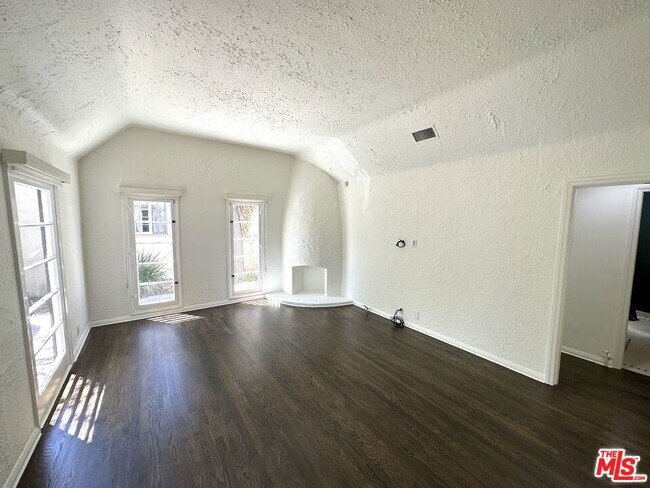 Building Photo - 9019 Rosewood Ave