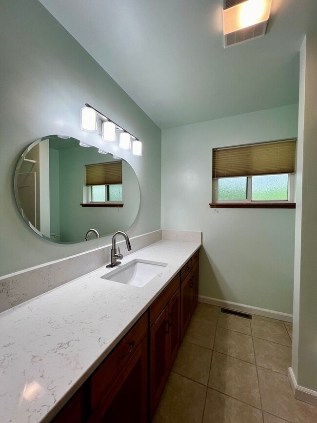 Building Photo - 608-610 Estee Court - Yakima