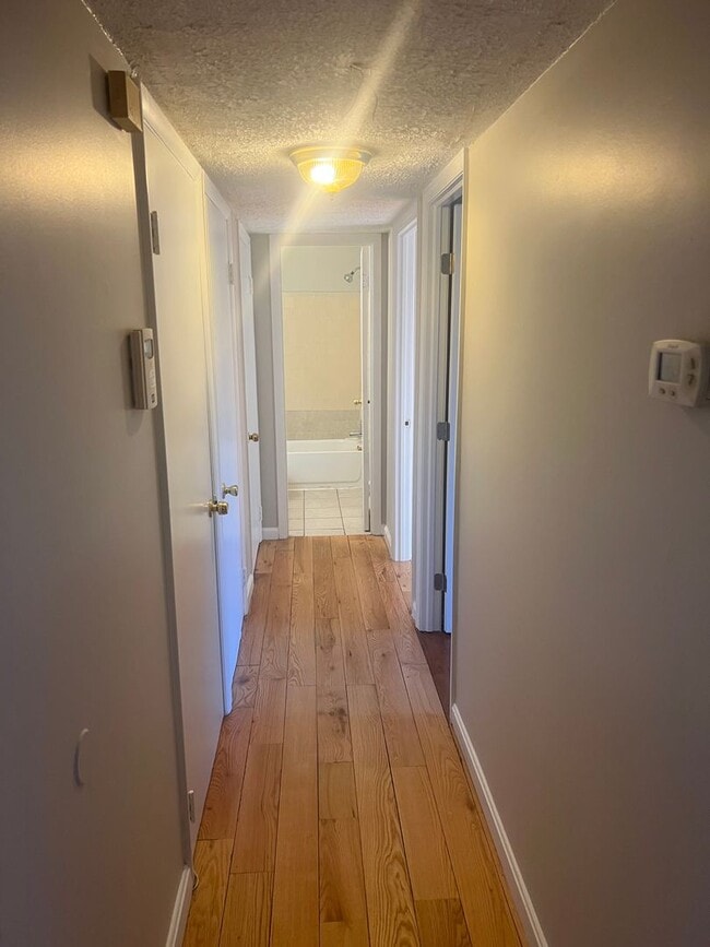 Building Photo - Cozy 3 Bedroom 1 Bathroom Condo- Conveniently Located at DC line