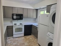 Building Photo - Charming Townhouse Minutes from North Hills