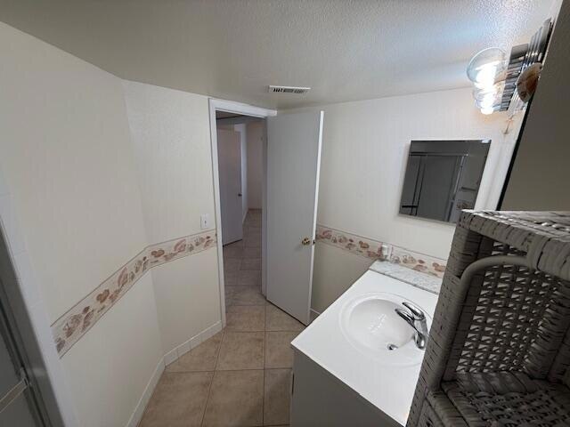Building Photo - 1500 SE Royal Green Cir