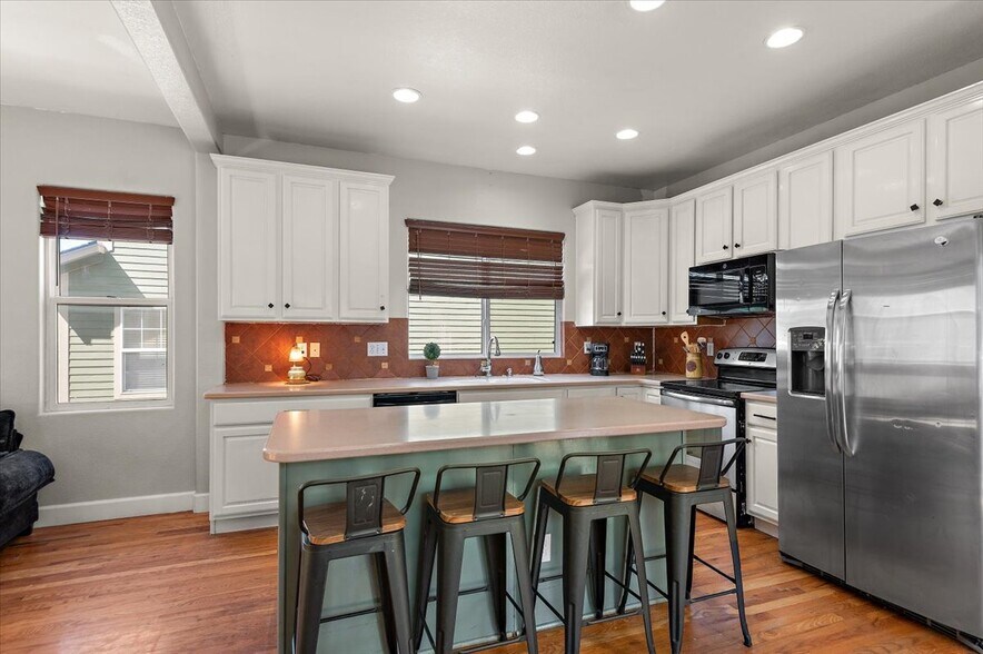 Building Photo - 2475 Saint Paul Dr