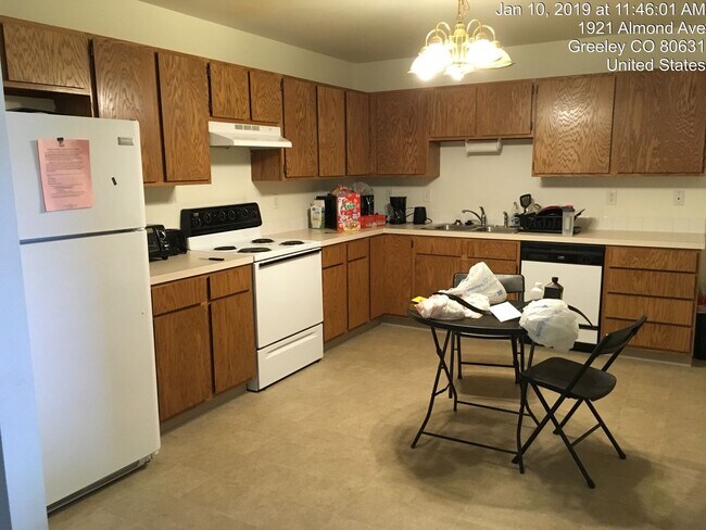 Building Photo - 1921-1923 Almond Avenue