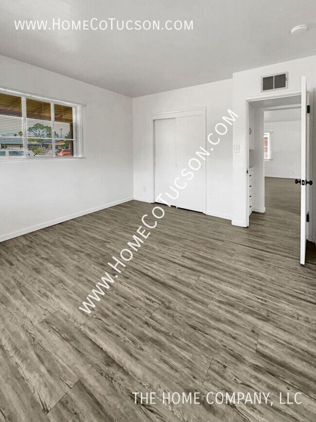 Building Photo - 833 W Jacinto St