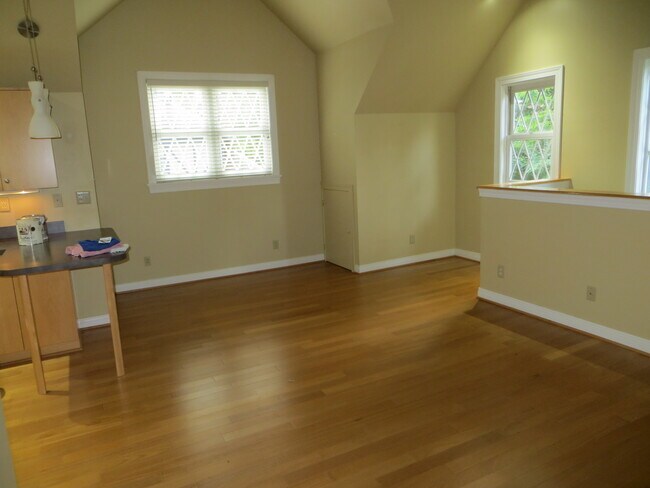 Building Photo - 2115 Gladstone Ave