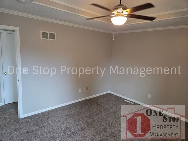 Building Photo - Cozy 3 bedroom 2.5 bathroom in Blue Springs, MO!