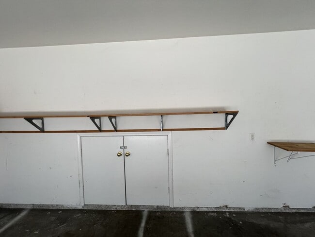 Building Photo - Spacious-Bright 3 Bedroom 2.5 Two story Bathroom Condo