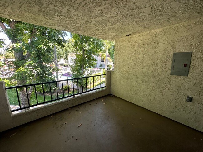 Building Photo - Embrace Luxury and Style in this Stunning ...