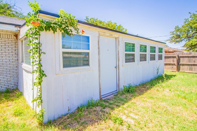 Building Photo - 603 Bangor Ave