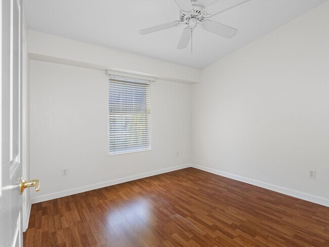 Building Photo - $500 OFF FIRST MONTHS RENT!