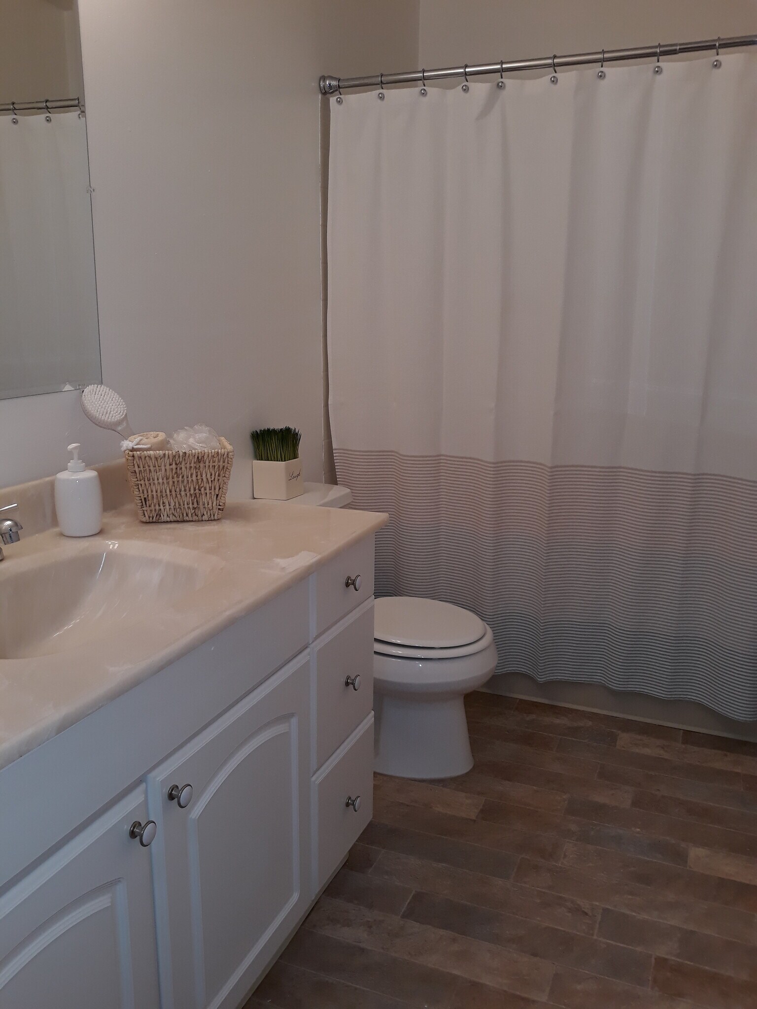 Building Photo - 1530 Valle Vista Ave