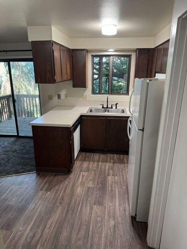 Building Photo - 2 Bedroom in Great S. Eugene Location