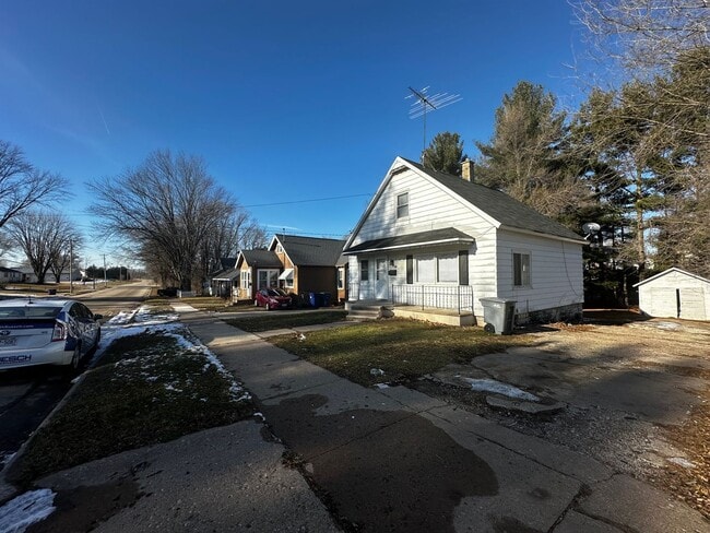 Building Photo - Recently Renovated 3 Bedroom 1 Bath Single...