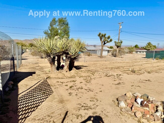 Building Photo - 2 Bed 1 Bath Home Near JT National Park