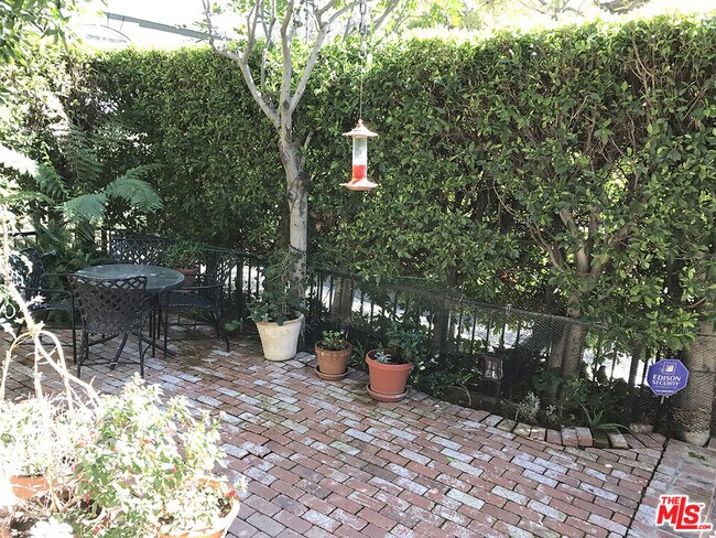 Building Photo - 8727 Shoreham Dr