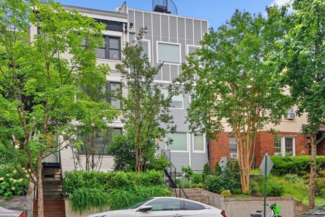 Primary Photo - 2 Bed 2 Bath - Adams Morgan Condo - Comple...