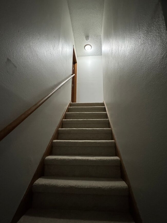 Building Photo - 2 bedroom duplex